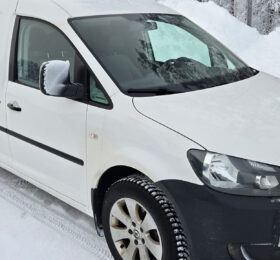 Ukrainaan lähtevä valkoinen Volkswagen-pikkupaku