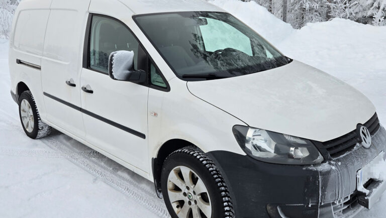 Ukrainaan lähtevä valkoinen Volkswagen-pikkupaku