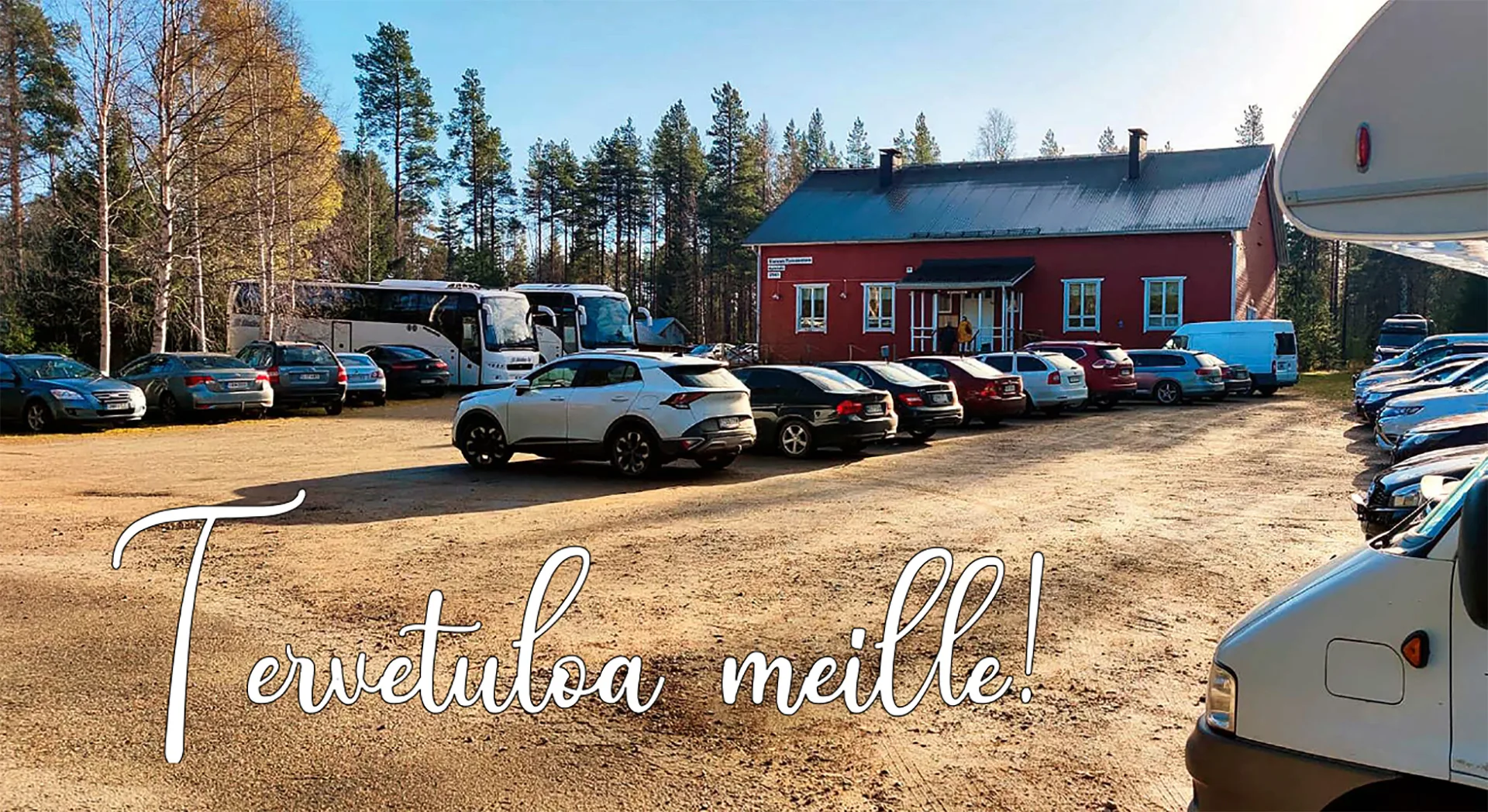 Siuruan kylätalo, jonka pihalla paljon autoja