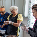 Rouvia lihoja paloittelemassa