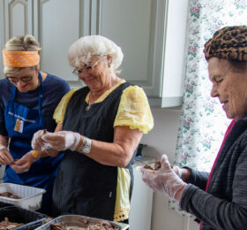 Rouvia lihoja paloittelemassa