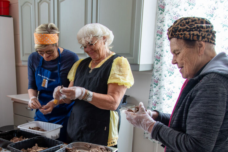 Rouvia lihoja paloittelemassa