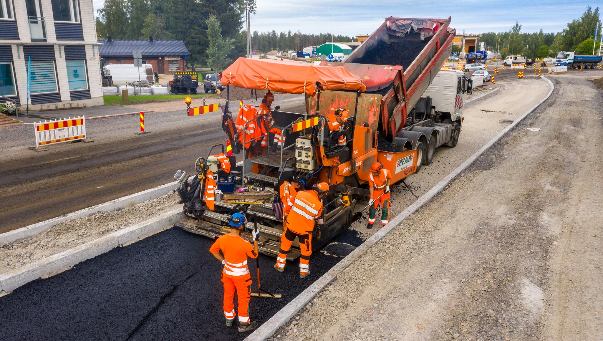 Asfalttikone työssään