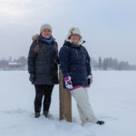 Johanna Kilpijärvi ja Jenni Isola Mursunlammen rannalla