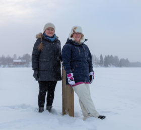 Johanna Kilpijärvi ja Jenni Isola Mursunlammen rannalla