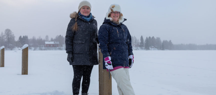 Johanna Kilpijärvi ja Jenni Isola Mursunlammen rannalla