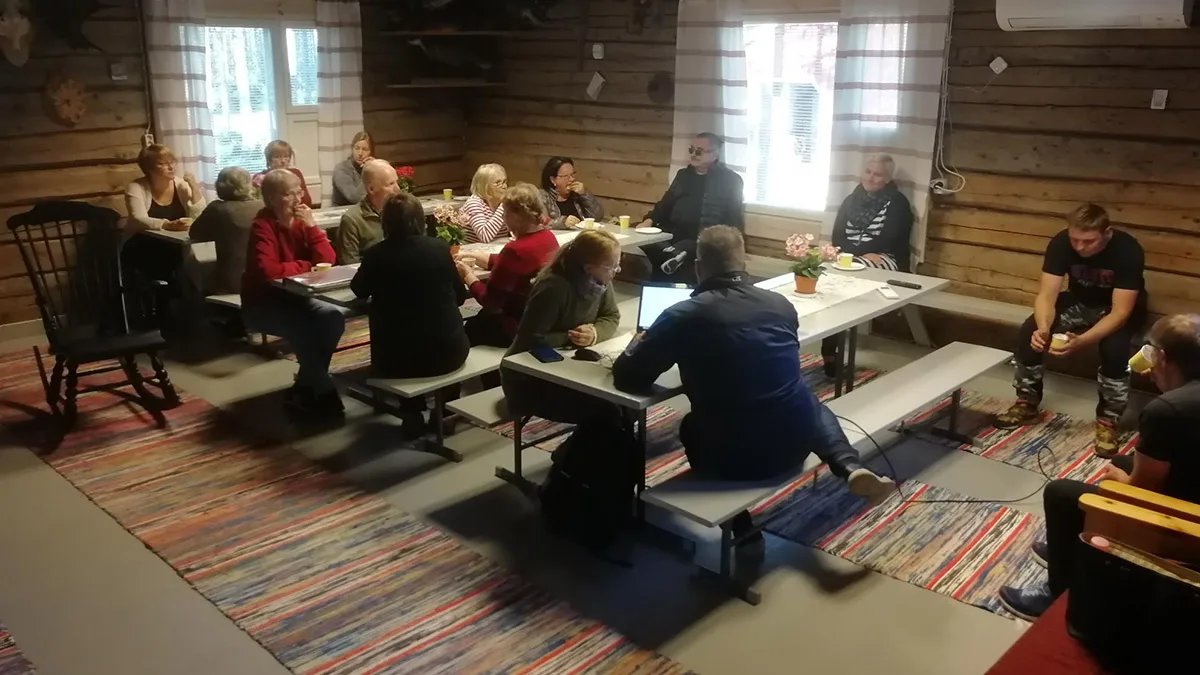 Kyläläisiä kierroksen varrelta