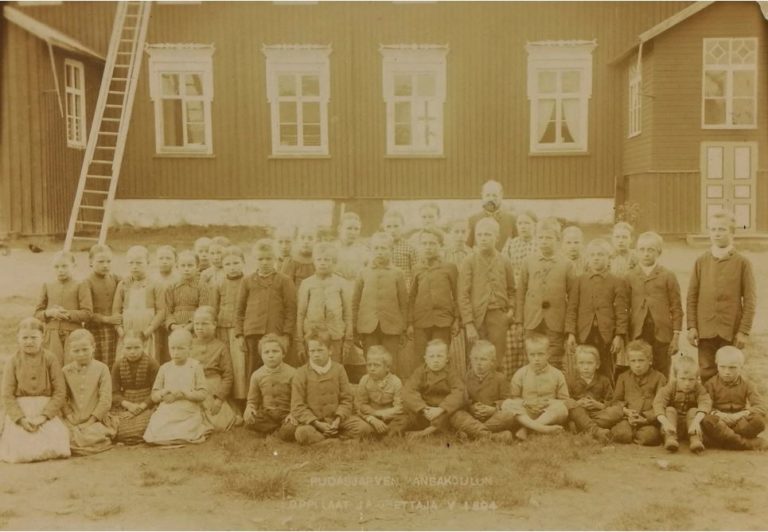 Lakarin koululaisia 1900-luvun alussa