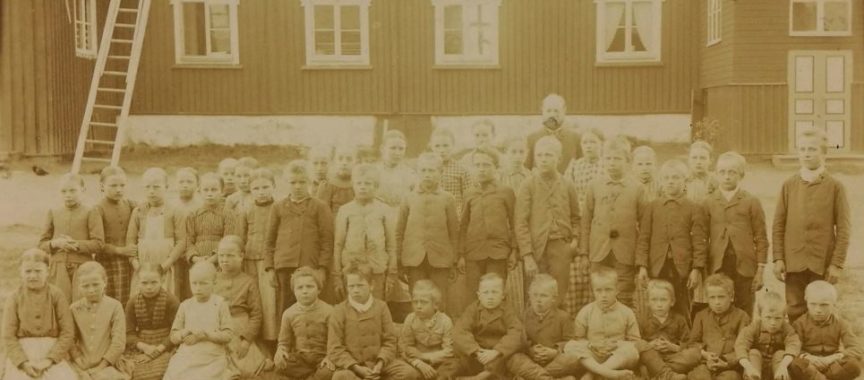 Lakarin koululaisia 1900-luvun alussa