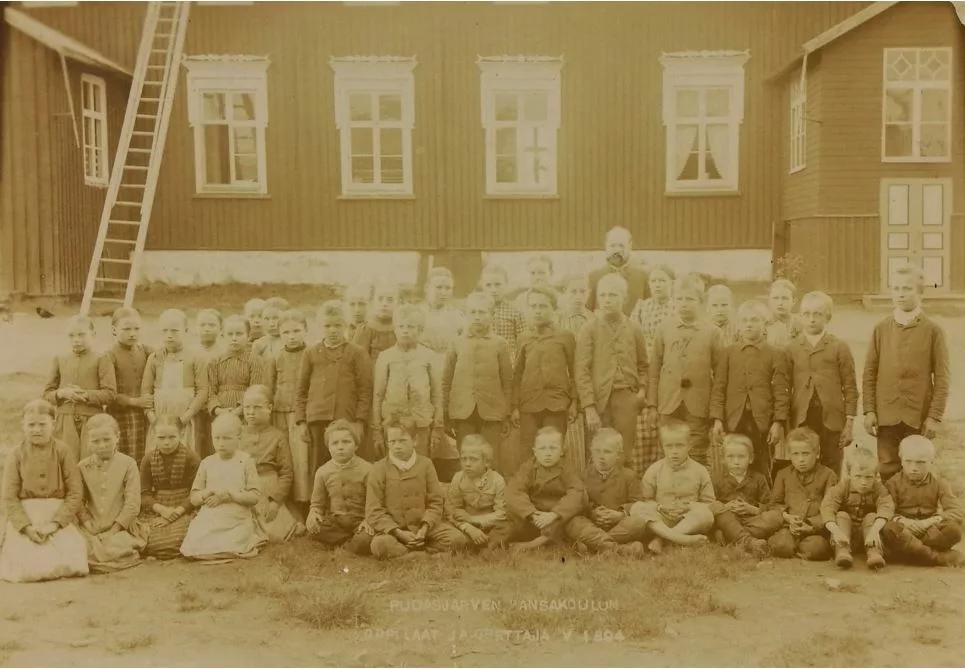 Vanha kuva Lakarin koulusta