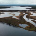 Syksyinen ilmakuva Naisjärvestä Iijoen yläpuolelta.