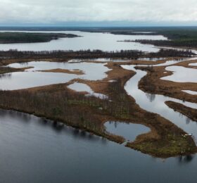 Syksyinen ilmakuva Naisjärvestä Iijoen yläpuolelta.
