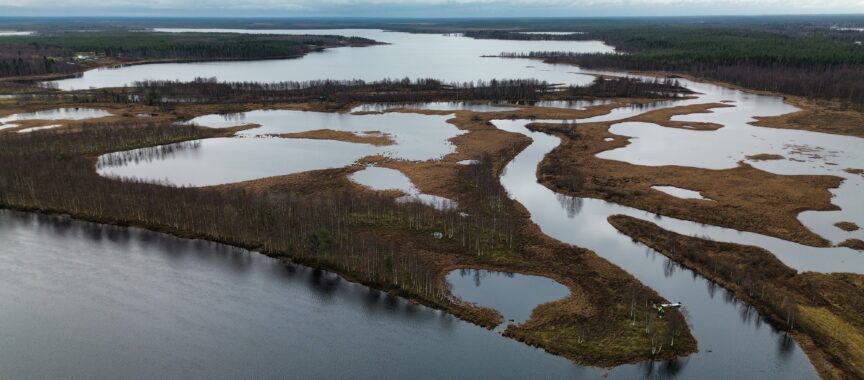 Syksyinen ilmakuva Naisjärvestä Iijoen yläpuolelta.