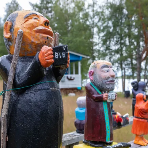 Puu-ukkoja joen rannalla