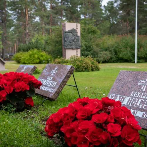 Kukitettuja sankarihautoja