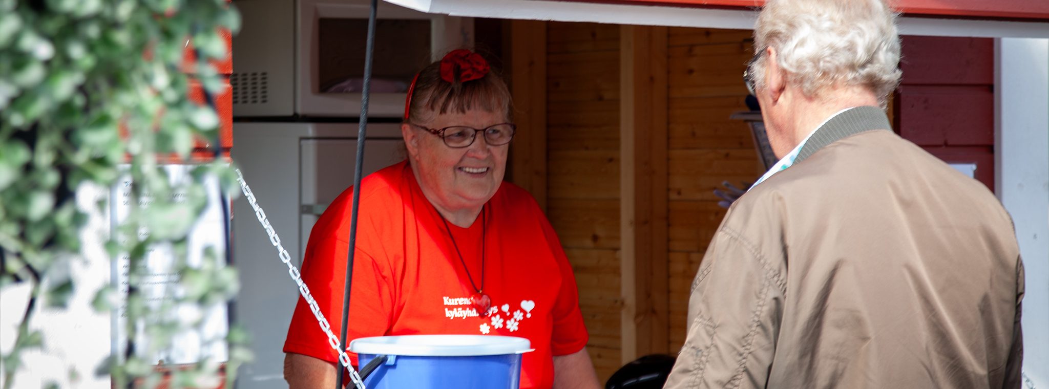 Hymyilevä myyjätär torikojussa