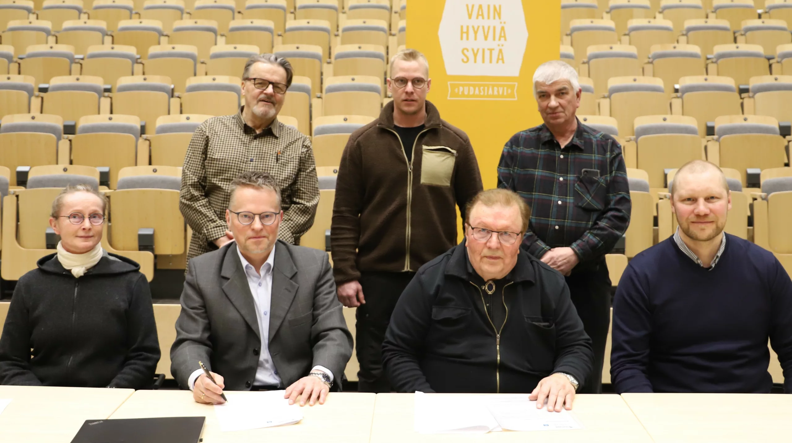 Joukko allekirjoittamiseen osallistuneita henkilöitä
