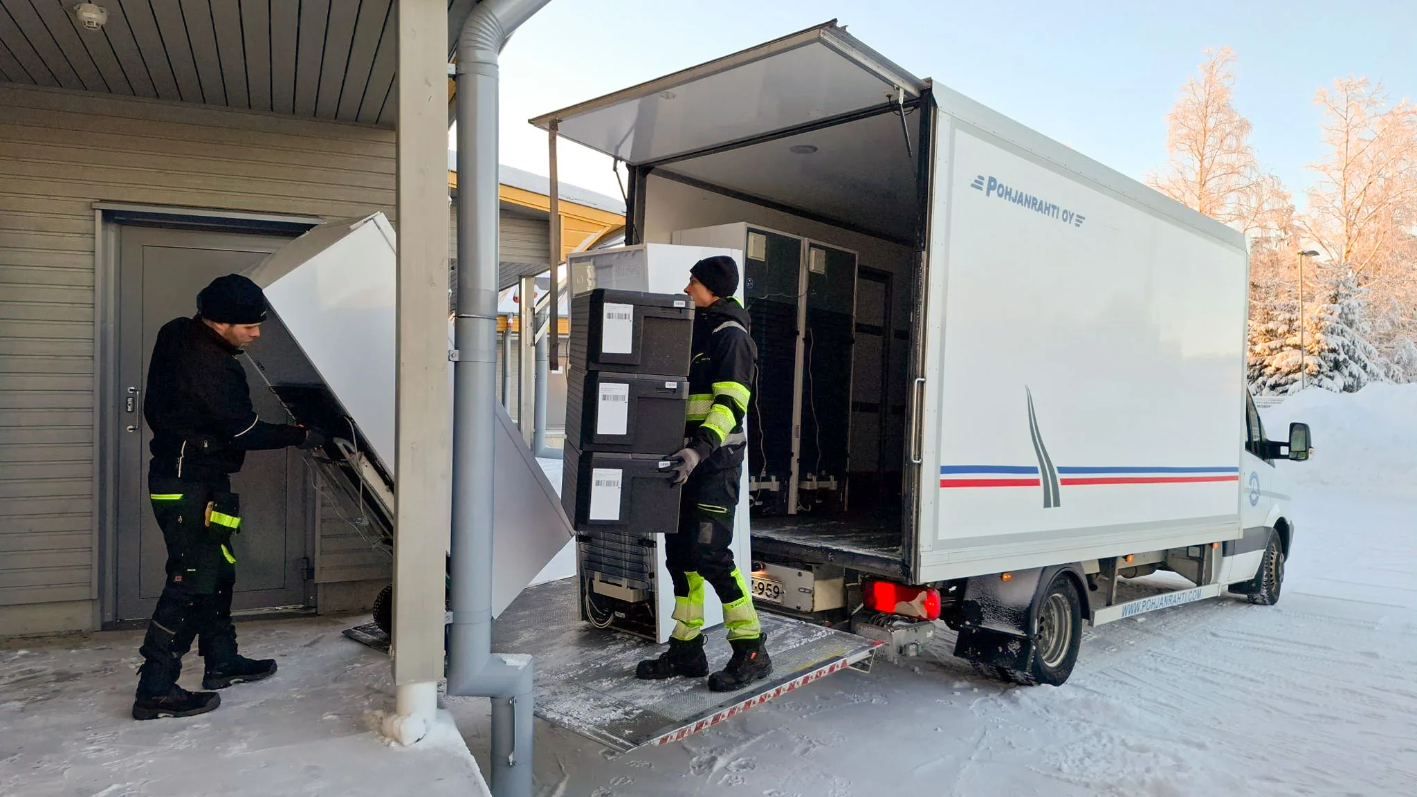 Pohjanrahdin kuorma-auto ja rahtarit