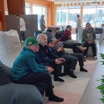 Nuoria pelaamassa iltakahvilassa