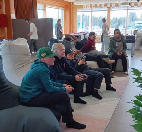 Nuoria pelaamassa iltakahvilassa