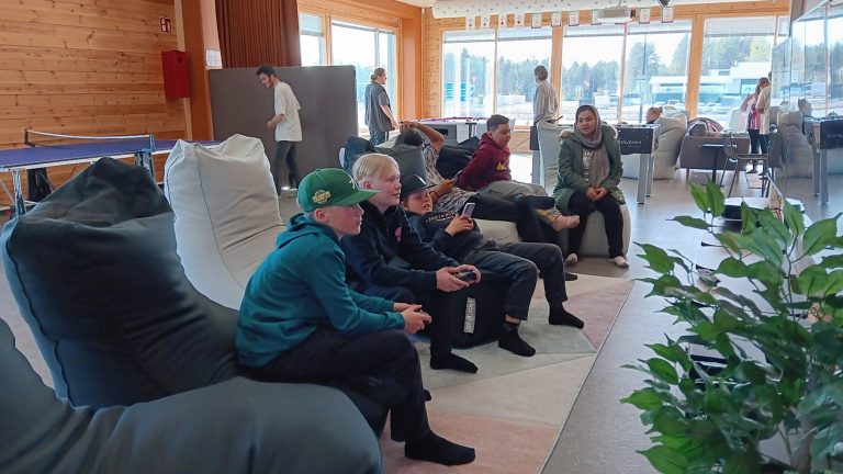 Nuoria pelaamassa iltakahvilassa