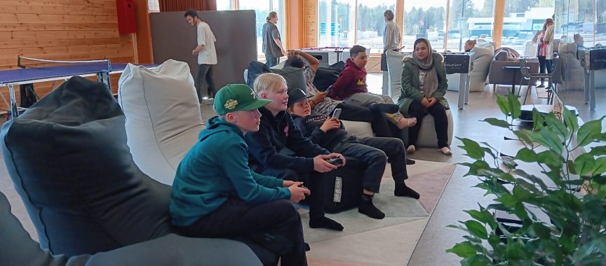 Nuoria pelaamassa iltakahvilassa
