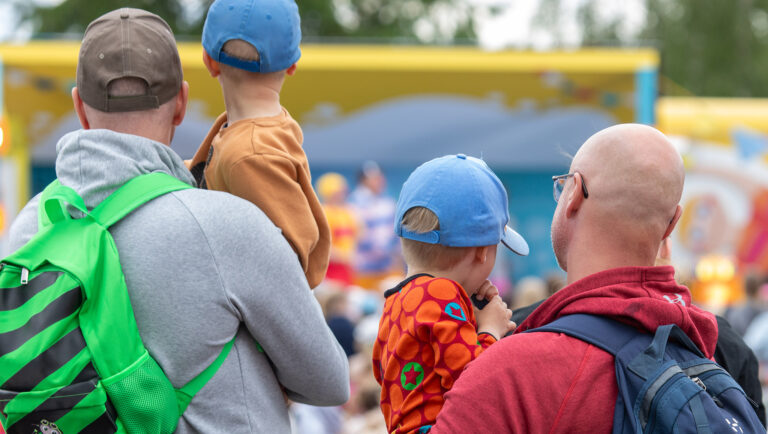 Isät ja lapset konsertissa