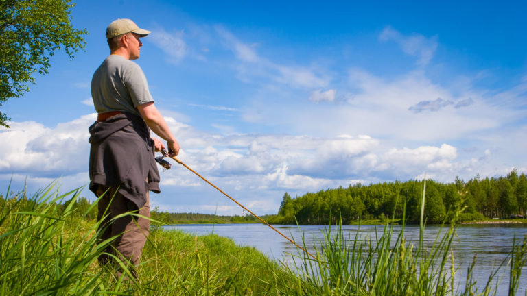 Kalastaja Iijoen rannalla