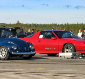 Kupla ja Camaro lähtöviivalla