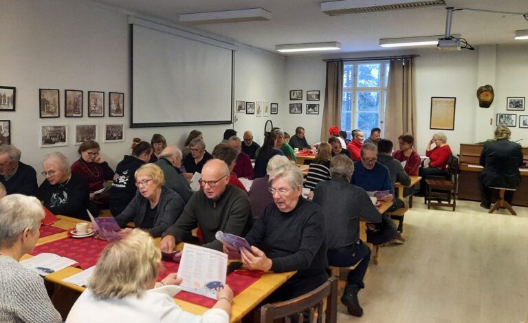 Kyläseuran jäseniä laulamassa Korpisen kylätalossa