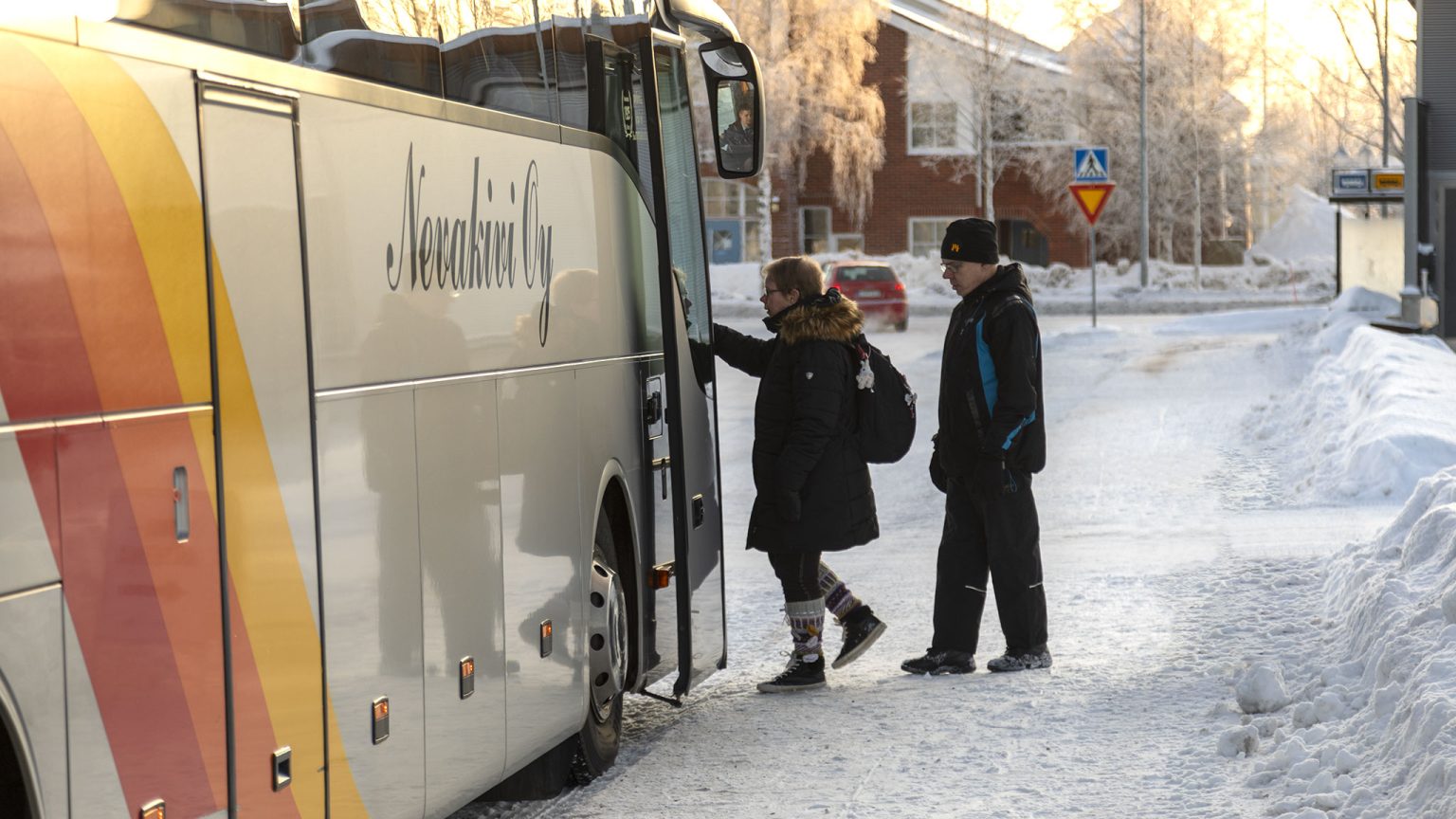 LInja-auto ja asiakkaita