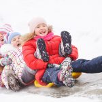 Mäkeä laskevia lapsia