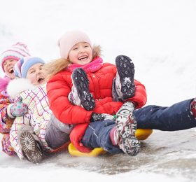 Mäkeä laskevia lapsia