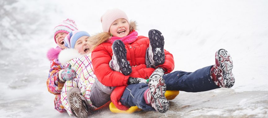 Mäkeä laskevia lapsia