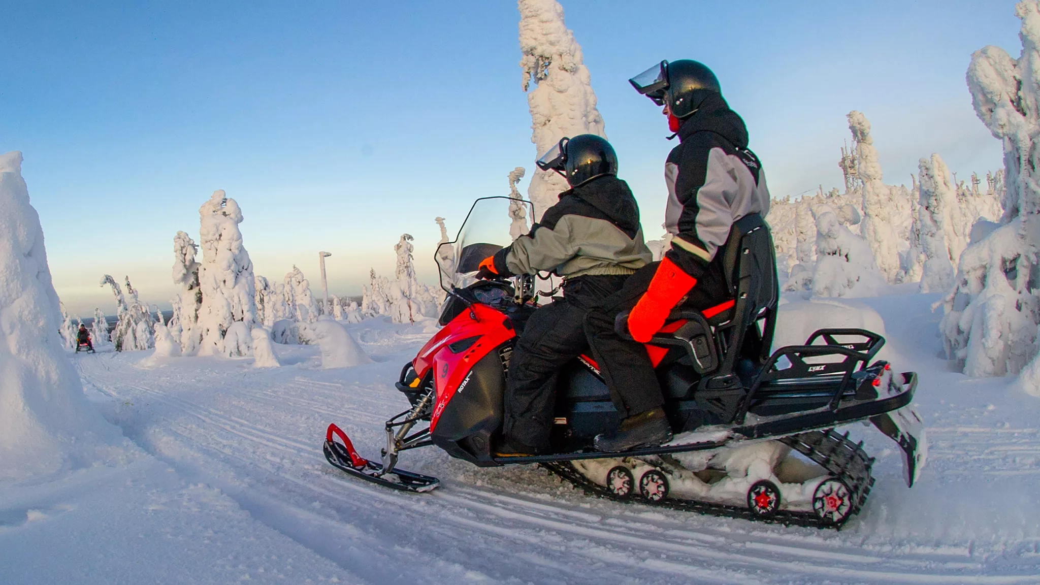 Kaksi kelkkailijaa Syötteen tykyssä