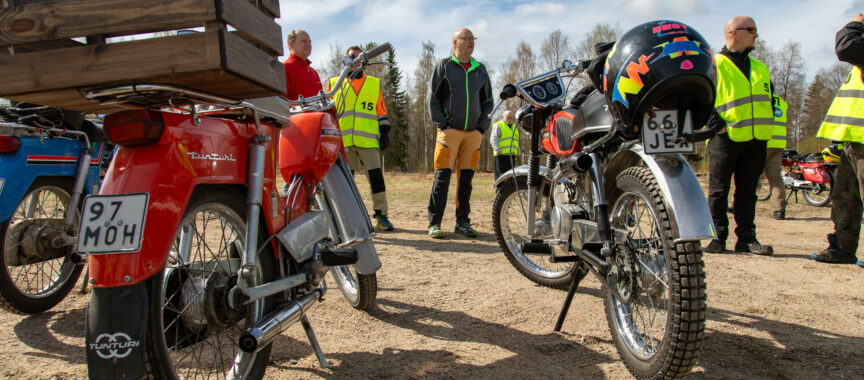 Mopokavalkadi Livon koululla