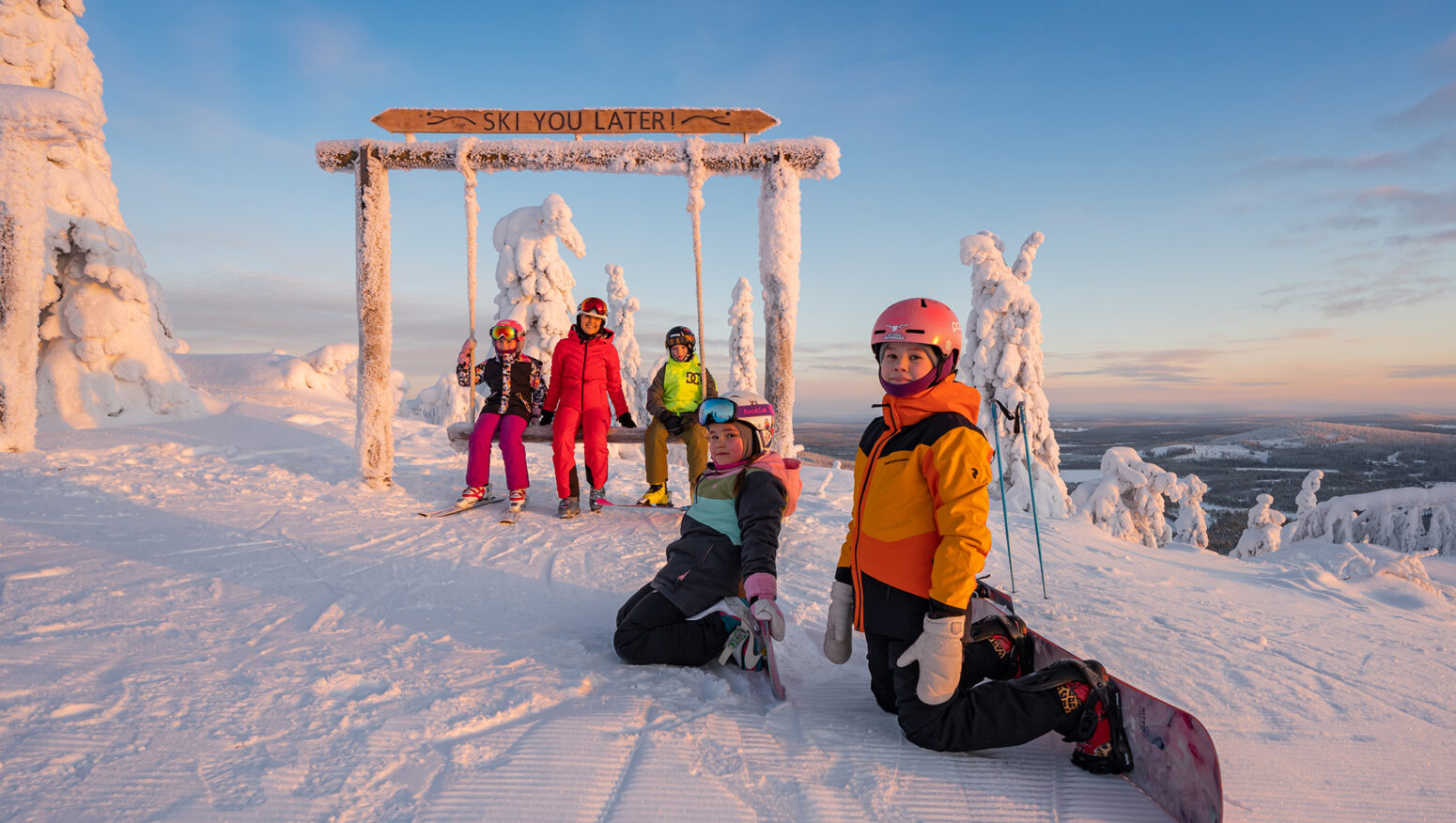 Nuoria snoukkaajia talvisessa maisemassa