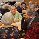 Ikäihmisiä rupattelemassa