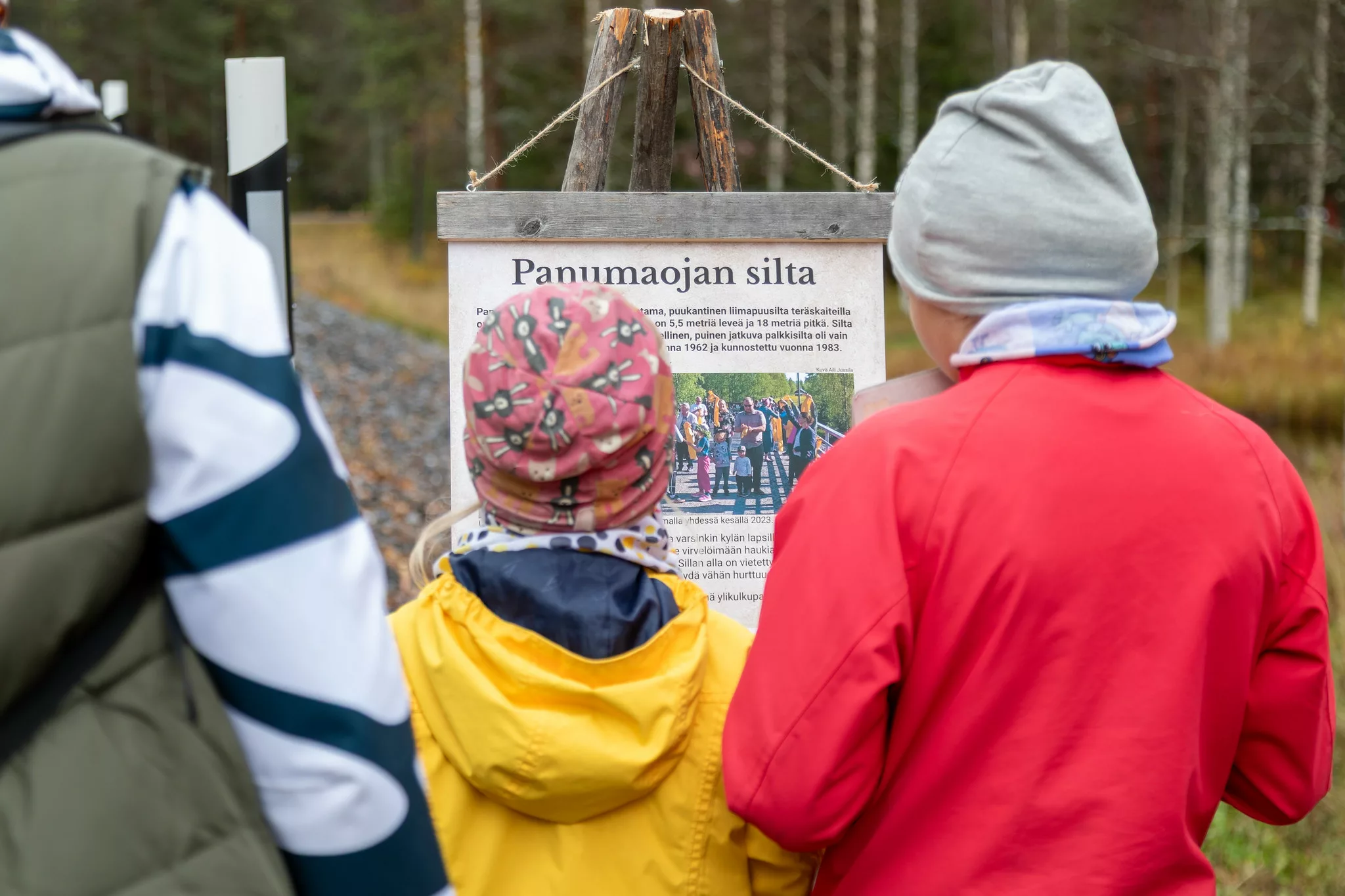Opaskylttiä tutkimassa