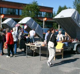 Peräkärrykirppis torilla