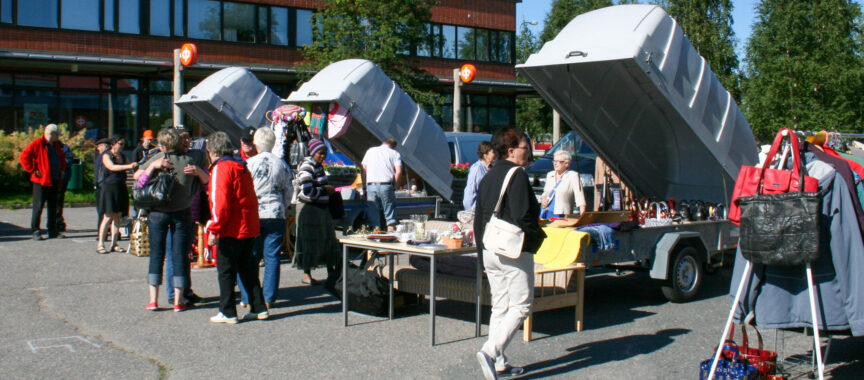 Peräkärrykirppis torilla