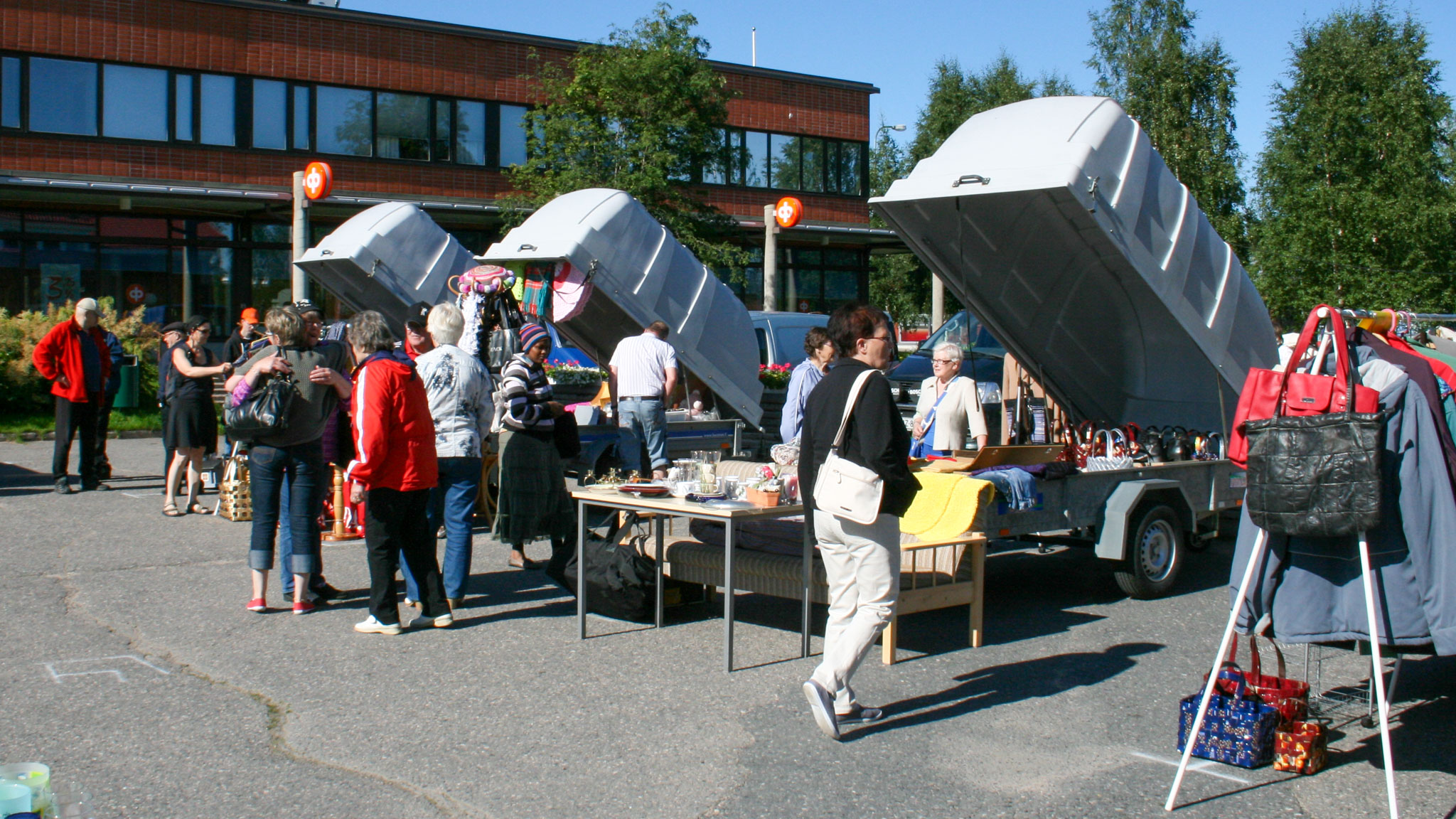 Peräkärrykirppis torilla