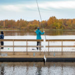 Kalastajia Pietarilan kalastuslaiturilla