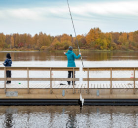 Kalastajia Pietarilan kalastuslaiturilla