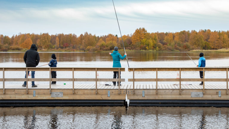 Kalastajia Pietarilan kalastuslaiturilla