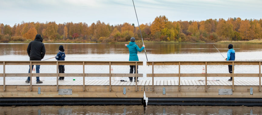Kalastajia Pietarilan kalastuslaiturilla