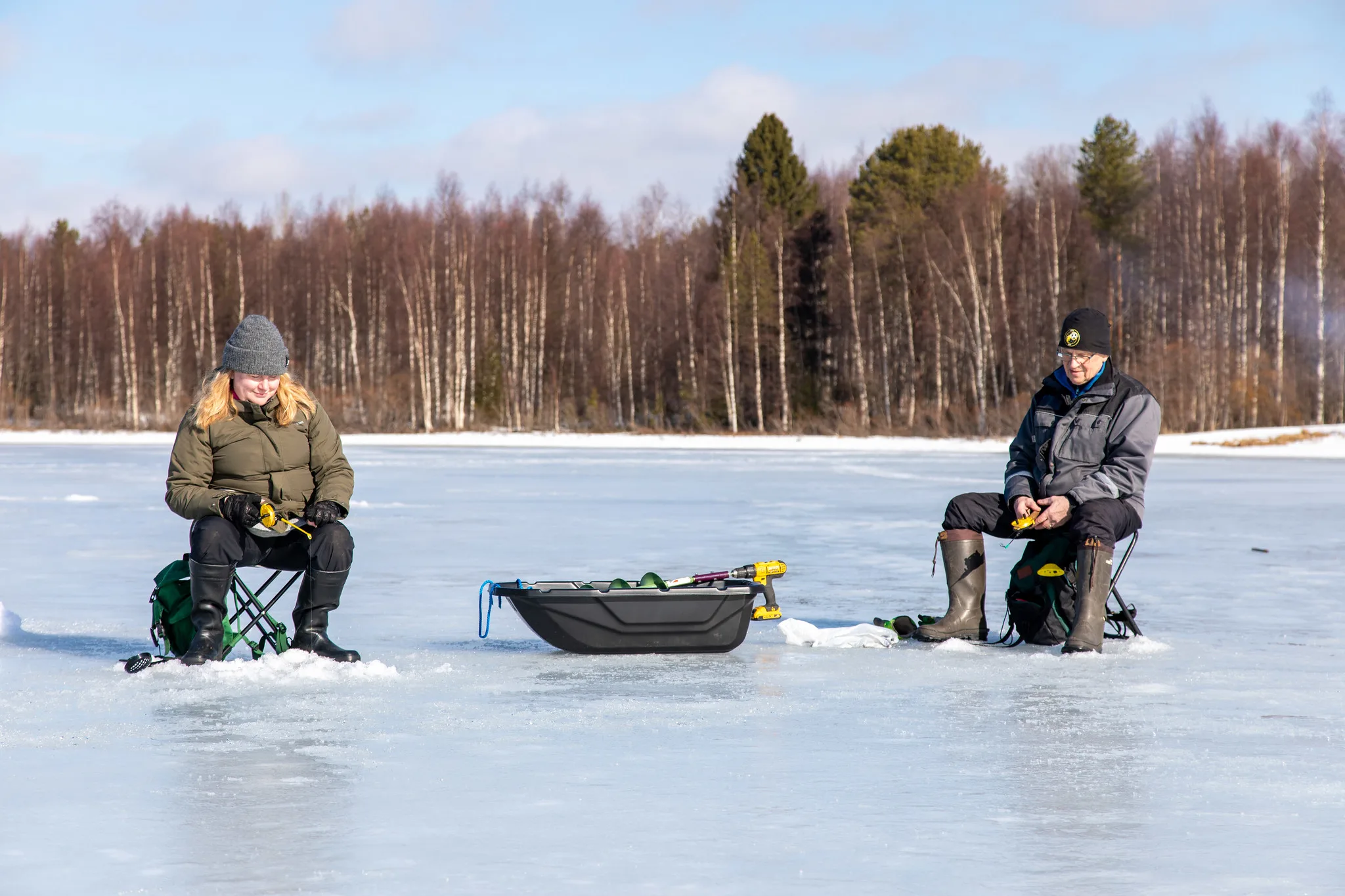 Pilkkijöitä Aittojärven jäällä