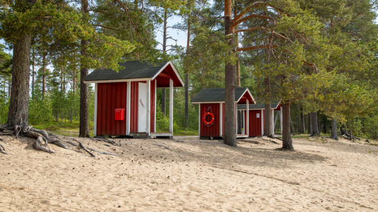 Pudasjärven rannan uimakoppeja