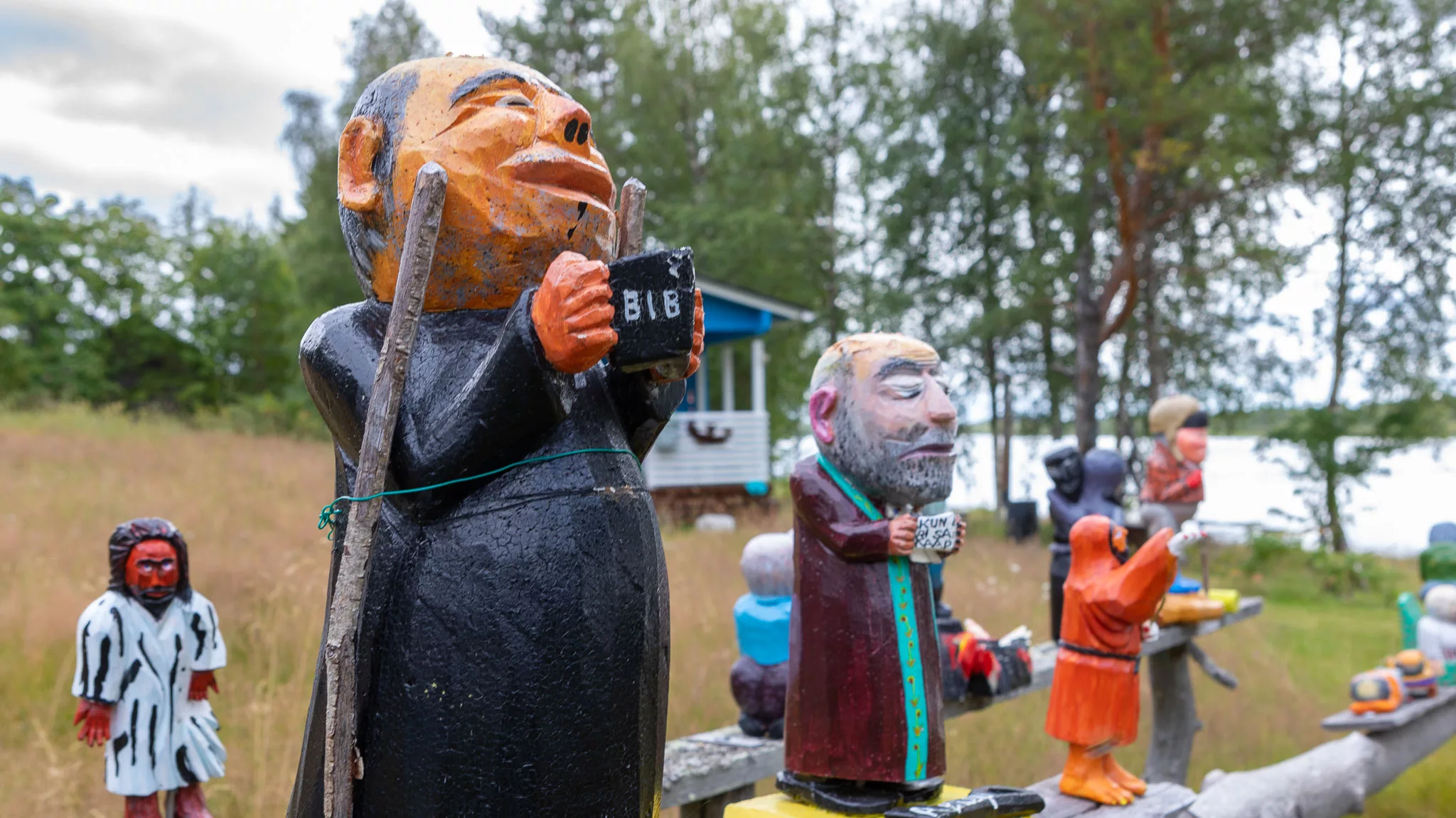 Puu-ukkoja joen rannalla