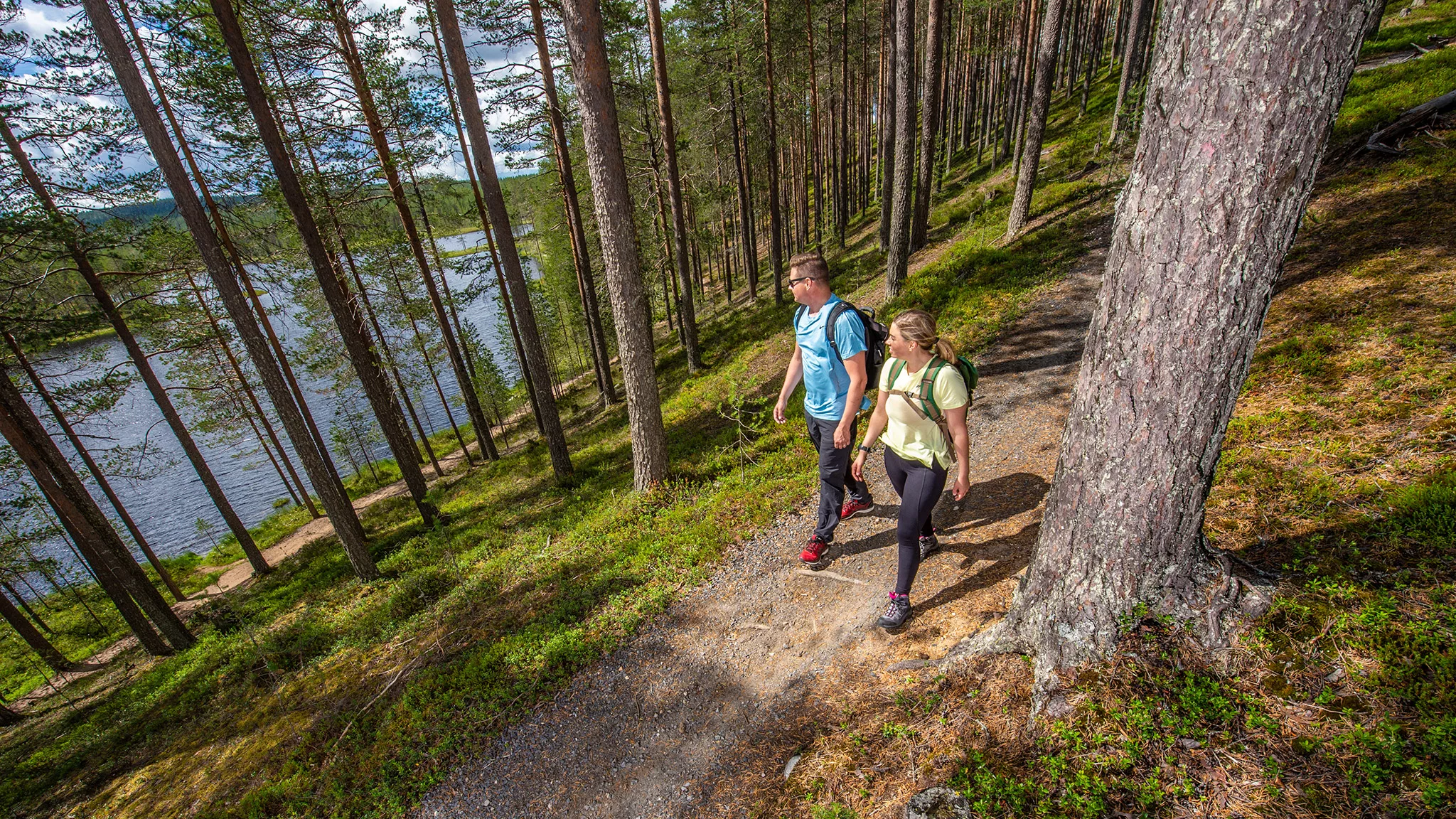 Kaksi retkeilijää Pytkynharjun maisemissa